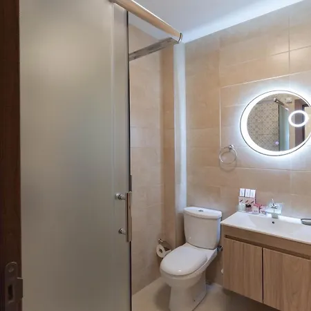 מלון Ideal Deluxe 4*