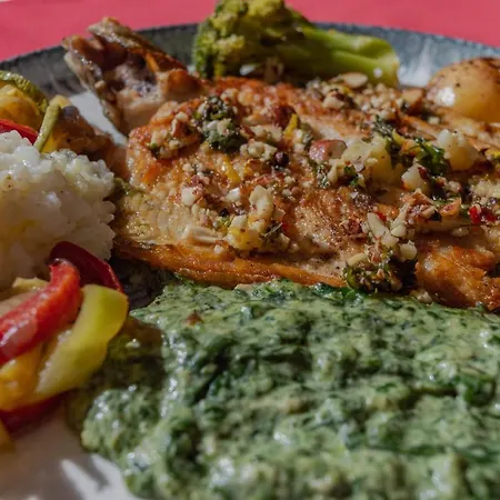 מלון Ideal Deluxe 4*