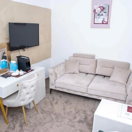 מלון Ideal Deluxe 4*